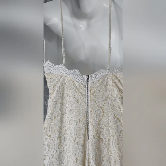 Small Lace Romper - Picture 6 of 7